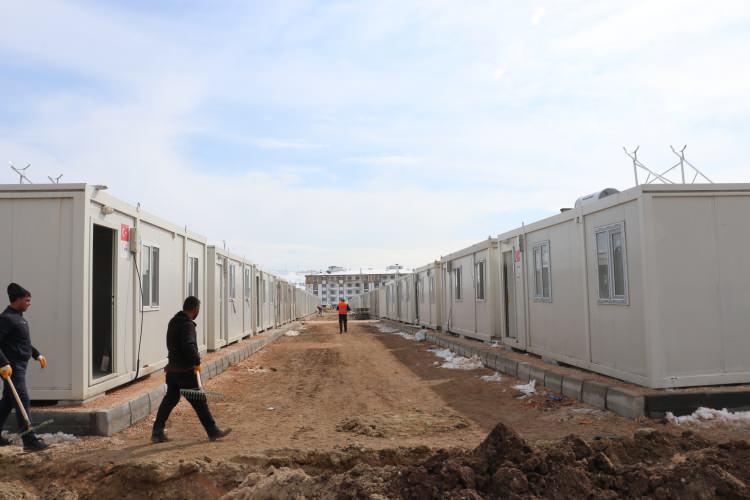 <p>Elazığ'da UMKE ve 112 Acil Servis'ten 71 sağlık personeli, Malatya'da da 5 UMKE personeli çalışma yürütüyor.</p>