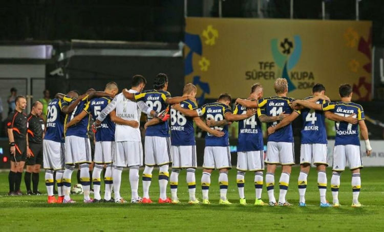 <p><span style="color:#FFD700"><strong>SOMA'DA YAKIŞMAYAN DERBİ</strong></span></p>
<p>25.08.2014</p>
<p>Fenerbahçe ile Galatasaray arasındaki TFF Süper Kupa mücadelesi Soma için Manisa'da oynandı ama ne sahada ne tribünde yaşananlar Soma için oynanan bir maça yakışmadı. Futbol da istenilen seviyenin yanına dahi yaklaşamadı. Kupayı kazanan penaltılarla Fenerbahçe oldu.</p>