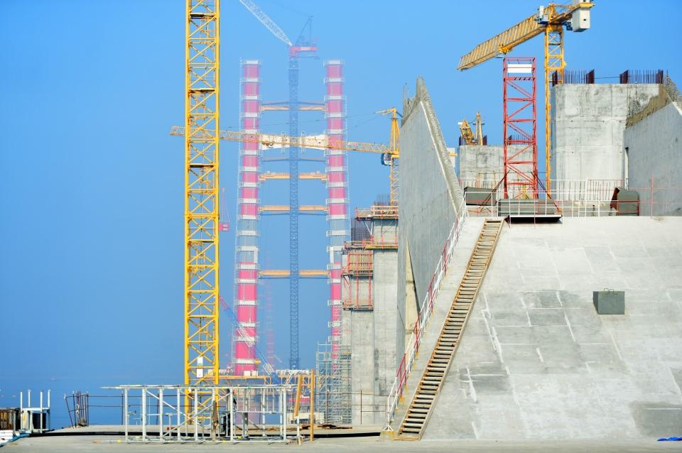 <p>Orta açıklığı 2023 metre, 770'er metre yan açıklıklar, 365 ve 680 metrelik yaklaşım viyadükleriyle, Çanakkale Boğazı'nın ilk asma köprüsünün toplam uzunluğunun 4 bin 608 metre olması planlanıyor. </p>
<p> </p>