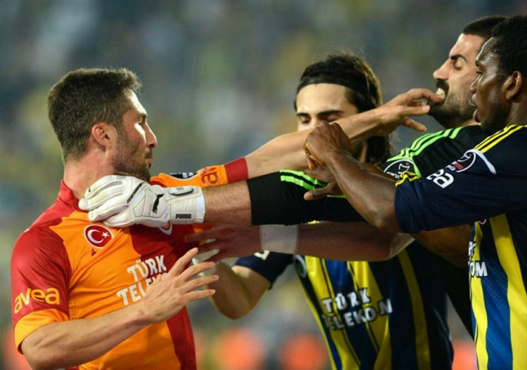 <p><span style="color:#FFD700"><strong>SABRİ VE VOLKAN ARASINDA YÜKSEK TANSİYON</strong></span></p>

<p>12.05.2013</p>

<p>Kadıköy'de oynanan ve Fenerbahçe'nin Webo ile bulduğu iki golle kazandığı derbinin en çok hatırlanan anı malasefki gerilim anlarıydı. Galatasaraylı Sabri ile Fenerbahçeli Volkan Demirel, 90. dakikada birbirine girmiş ve iki oyuncu da kırmızı kart görmüştü.</p>
