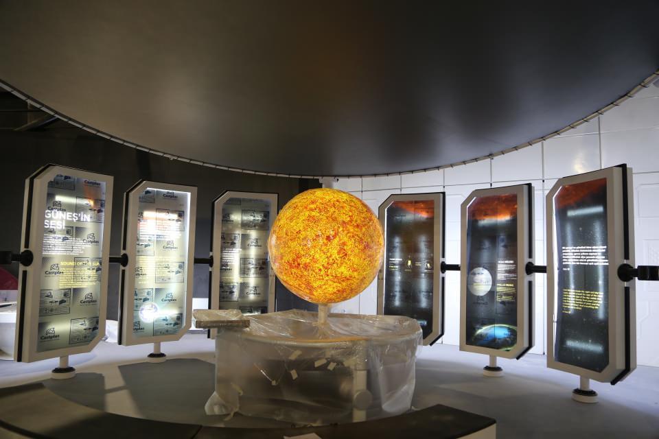 <p>"Bugün gençlere sorulduğunda kariyer planlamasında çok farklı meslekler karşımıza çıkabiliyor ama astronot, kozmonot ve uzay bilimleriyle alakalı alanlar maalesef çok fazla karşımıza çıkmıyor. </p>
<p> </p>