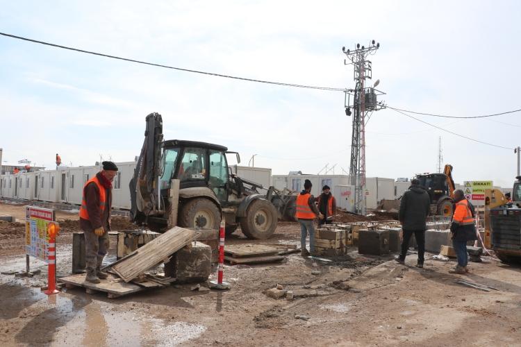 <p>14 Şubat itibarıyla depremzedeler için AFAD ve Türk Kızılay tarafından yürütülen kampanyalarda 146 milyon 723 bin 881 lira nakdi yardım yapıldı.</p>