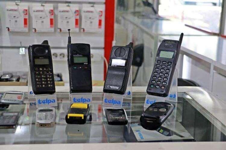 <p>Gençlerin, geçmişte kullanılan cep telefonlarını görmesini ve o zamanın teknolojiyle, günümüz teknolojini kıyaslamasını istedim. Bu koleksiyon için yaklaşık 35 bin lira para harcadım.</p>
<ul>
</ul>