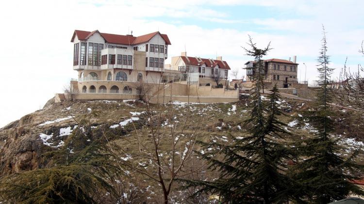 <p>- "Yapılarda çok önemli büyük sorunlar söz konusu değil"</p>

<p>Depremin ardından tarihi yapılarda ciddi anlamda bir hasarın olmadığını dile getiren Demirdağ, konuşmasını şöyle sürdürdü:</p>
