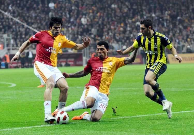 <p><span style="color:#FFD700"><strong>TÜRK TELEKOM'DA İLK DERBİ!</strong></span></p>
<p>18.03.2011</p>
<p>Ali Sami Yen Stadı'ndaki derbinin ardından Galatasaray'ın yeni stadı Türk Telekom Arena'da iki takım ilk kez karşı karşıya geldi. Eski bir Fenerbahçeli Kazım - Kazım'ın golüne sarı lacivertli ekip 75'te Semih ve 87'de Alex'in golleriyle cevap vermişti. Bu karşılaşma Arena'daki ilk Fenerbahçe galibiyetini gösteren mücadele oldu. 90'da ise bir derbi klasiği olan kırmızı kart Galatasaraylı Milan Baros'a çıkmıştı.</p>