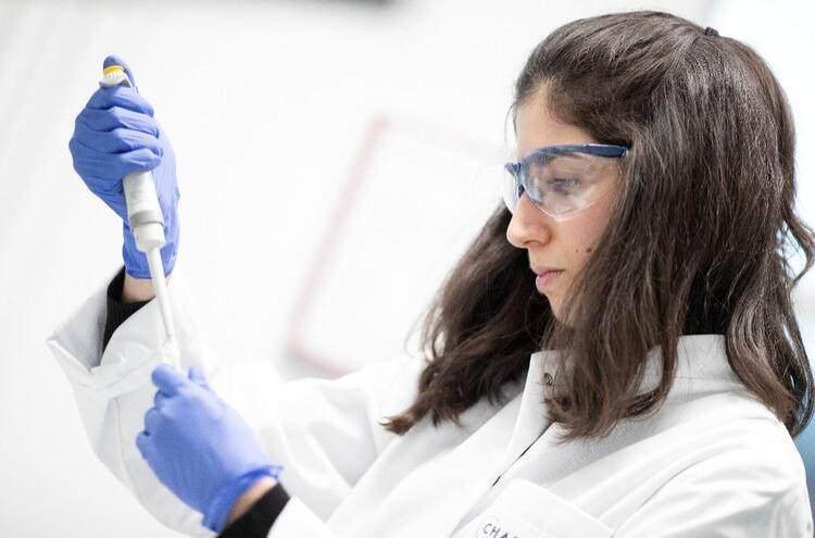 <p>SARS'tan 10 ila 20 kat daha bulaşıcı</p>
<p>"Angiotensin Dönüştürücü Enzim 2" (ACE2) adlı protein enziminin, koronavirüse hücre kapısını açan "kilit" işlevi gördüğü belirlendi. Araştırmacılar, aynı enzimin, Şiddetli Akut Solunum Yolu Sendromuna (SARS) yol açan koronavirüs için de alımlayıcı rol üstlendiği ancak Kovid-19'un hücreye SARS'tan 10 ila 20 kat daha sıkı bağlandığına dikkati çekti.</p>