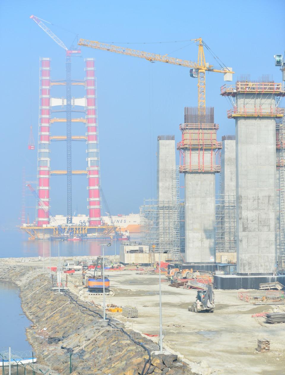 <p><strong>Simgelerin köprüsü</strong></p>

<p><br />
İki ayak aralığı Türkiye Cumhuriyeti'nin kuruluşunun 100'üncü yılıyla anlamlandırılarak 2023 metre yükseklikte olacak 1915 Çanakkale Köprüsü, tasarımındaki inceliklerle de dikkati çekiyor.</p>
