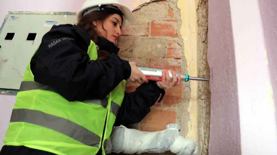 <p>Merkezi Sivrice ilçesi olan 24 Ocak'ta yaşanan 6,8 büyüklüğündeki depremle acıları ve anıları tazelenen Üsü, depremzedelere destek sunmak için Elazığ'a geldi. Kentte Çevre ve Şehircilik Bakanlığınca hasar tespit çalışması yürütülen 1000 kişilik ekipte gönüllü olarak yer alan Üsü, kendisi gibi küçük yaşta depremi yaşayan çocuklarla da yakından ilgileniyor.</p>
<p> </p>
