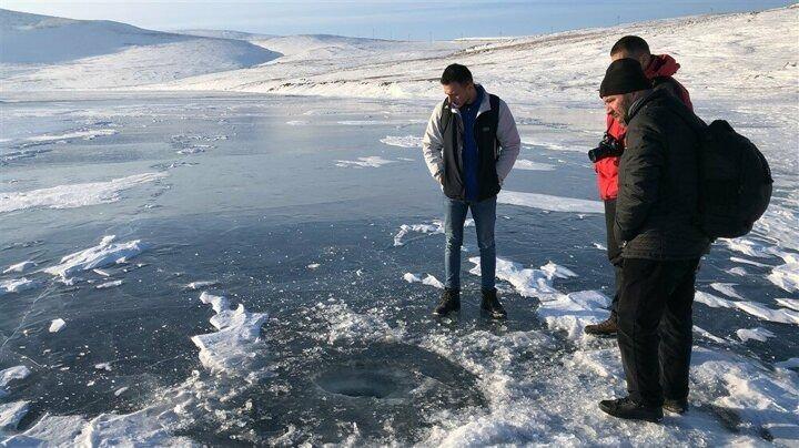 <p>Mantarı andıran donmuş su kabarcıkları, buzun derinliğini gösteren kırılma anları da fotoğrafçılar için güzel görüntüler oluşturuyor.</p>