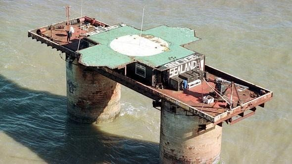 <p><strong>Hikâyesiyle şaşırtıyor: Sealand</strong></p>
<p>İngiltere'nin doğu kıyısına 6 mil uzaklıkta olan Sealand, İkinci Dünya Savaşı sırasında Alman uçaklarının hava saldırısını önlemek için İngiltere tarafından 550 metrekarelik alana inşa edilen bir deniz kalesi.</p>