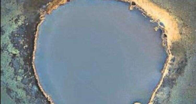 <p>Bu yüzden bu bölgenin dünya dışı yaşamla ilgili birçok soruya cevap verebileceği düşünülüyor. Su o kadar yoğun tuza sahip ki, içine giren bir canlının yaşamını sürdürme ihtimali bulunmuyor.</p>
<p> </p>