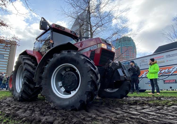 <p>Ülkenin farklı kentlerinden çok sayıda traktörle gelen binlerce çiftçi, Lahey kentinin Koekamp Meydanı'nda toplandı.</p>
