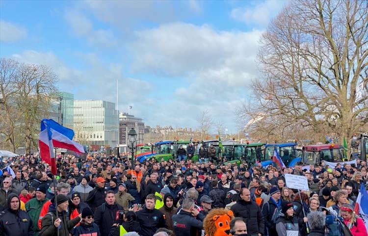 <p>Protesto nedeniyle meclis güzergahı ve çevresinde, Hollanda ordusunun da desteğiyle geniş güvenlik önlemi alındı.</p>
