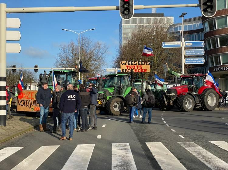 <p>Şehir trafiğinde aksamaya neden olan gösteri, bir süre sonra sona erdi.</p>