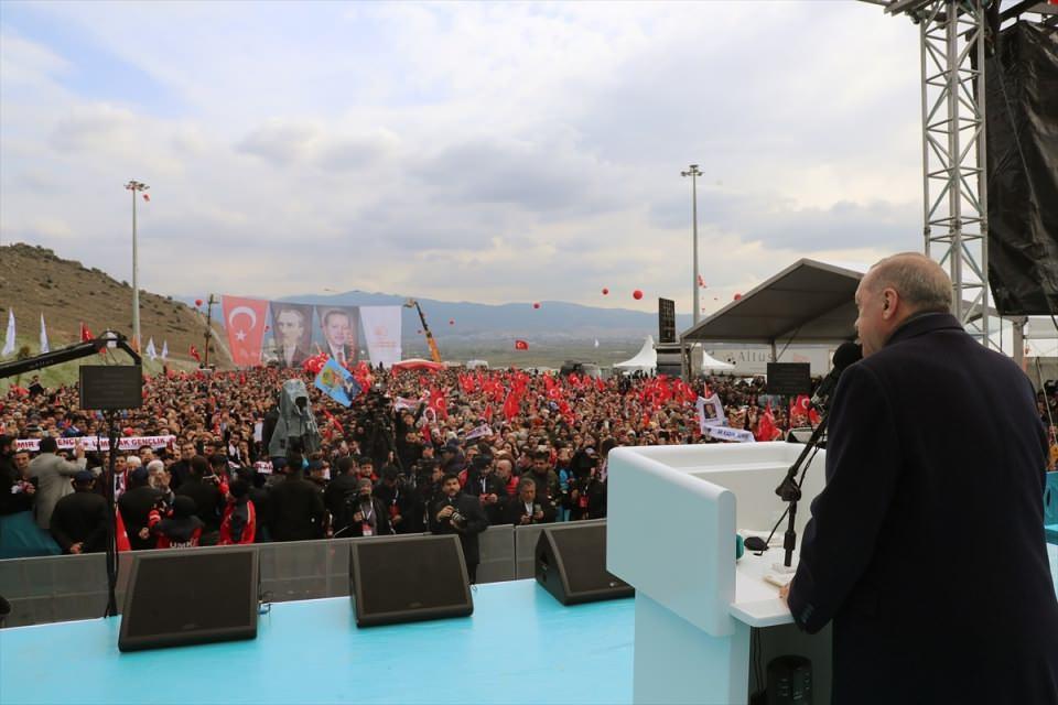 <p>Zamandan vakitten ve nakitten, yakıttan sağladığı tasarrufla her ulaşım projesi gibi bu otoyolun da ülkemize çok katkısı olacaktır. 2020 yılında bu otoyolun ülkemize katkısı 255 milyon lira olarak hesaplanıyor" dedi.</p>
