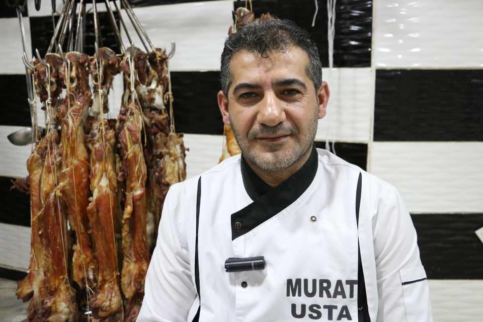 <p>Şehirdeki kebapçılarda 3 metre derinliğinde ve 100 santimetre çapındaki kuyularda 02.00'de yakılan odun ateşinde iki saat kemiklerinden sıyrılan kuzu etinin pişirilmesiyle hazırlanan büryan, gün ağarmadan servis edilmeye başlıyor.</p>

<p> </p>
