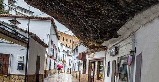 <p>D&uuml;nyanın en ilgin&ccedil; yerlerinden birisi olan Setenil de las Bodegas kasabasını g&ouml;renlerin i&ccedil;i bir &uuml;rpermiyor değil hani. 3 bin n&uuml;fuslu kasabanın &ouml;zelliği ise devasa bir kaya par&ccedil;asının altına kurulmuş olması.</p>

<p>Setenil de las Bodegas, İspanya'nın n&uuml;fusu &uuml;&ccedil; binden biraz daha fazla olan k&uuml;&ccedil;&uuml;k bir kasabası. Ancak bu End&uuml;l&uuml;s kasabasını &ouml;zel kılan bir y&ouml;n&uuml; var. Setenil de las Bodegas kasabasının bir b&ouml;l&uuml;m&uuml; devasa bir kayalığın hemen altında yer alıyor. Şirin ama bir o kadar da &uuml;rk&uuml;t&uuml;c&uuml; olan kasaba bu &ouml;zelliği ile binlerce turisti kendine &ccedil;ekmeyi başarıyor.</p>
