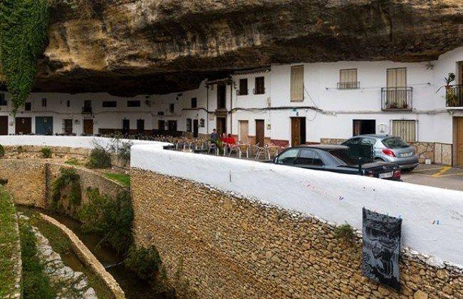 <p>Setenil de las Bodegas, İspanya'nın 17 &ouml;zerk b&ouml;lgesinden biri olan End&uuml;l&uuml;s'teki bir kasaba. &Uuml;lkenin en b&uuml;y&uuml;k ve en turistik b&ouml;lgelerinde biri olan End&uuml;l&uuml;s'te yer alan Setenil de las Bodegas de bu turizm pastasından pay alan bir kasaba.</p>
