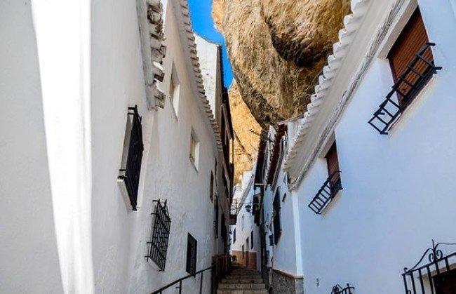 <p>Setenil de las Bodegas &uuml;&ccedil; bin kişinin yaşadığı k&uuml;&ccedil;&uuml;k bir kasabayken &ouml;zellikle internetin yaygınlaşması ve sosyal mecralara ilginin artmasıyla birlikte g&ouml;zde bir turistik rotaya d&ouml;n&uuml;şt&uuml;.</p>
