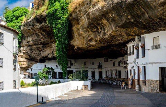 <p>Setenil de las Bodegas'ın bir b&ouml;l&uuml;m&uuml;n&uuml; kaplayan kayalığın &uuml;zerinde yer alan kale, End&uuml;l&uuml;s Emevileri d&ouml;neminde inşa edilmiş.</p>
