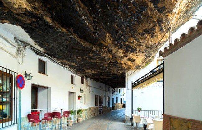 <p>1407 yılında Emevi y&ouml;netiminin sona ermesiyle birlikte b&ouml;lgedeki Arap etkisi de azalmaya başladı. Ancak bu etki mimaride varlığını g&uuml;n&uuml;m&uuml;ze kadar s&uuml;rd&uuml;r&uuml;yor.</p>

<ul>
</ul>
