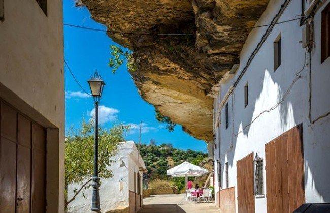 <p>Cadiz'e 157 kilometre uzaklıkta yer alan bu tarihi kasabada Emevi ve İspanyol mimari &ouml;zelliklerinin etkisi g&uuml;n&uuml;m&uuml;ze kadar ulaşmış durumda.</p>

<ul>
</ul>
