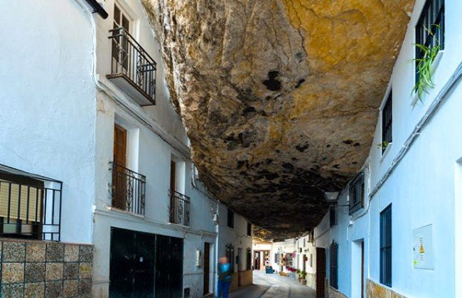 <p>Beyaza boyalı evleriyle dikkat &ccedil;eken bu kasaba, Cadiz'in kuzeybatısında yer alıyor ve Rio Trejo Nehri'nin aşındırarak oluşturduğu vadi boyunca uzanıyor.</p>
