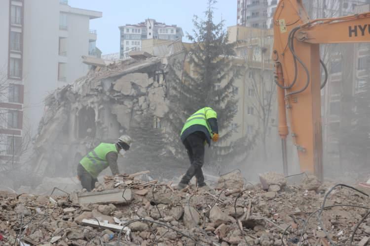 <p>Hizmetleri ve yardımları bulunan sivil toplum kuruluşlarını koordine etmek amacıyla Elazığ Afet Gönüllüleri birimi oluşturuldu.</p>