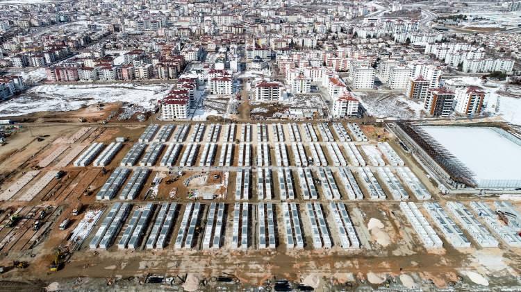 <p>- Giyim mağazası kuruldu</p>

<p>Ülkenin dört bir yanından gelen giyim yardımlarının depremzede vatandaşlara ulaştırılması için giyim mağazası 12 Şubat'tan itibaren hizmete başladı. Bu zamana kadar 895 vatandaşa 75 çeşit 6 bin 612 giyim malzemesi yardımı yapıldı.</p>
