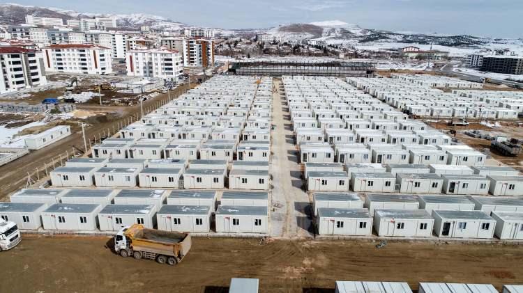 <p>- Konteyner kentler kuruluyor</p>
<p>Depremzedelerin kalıcı konutlar tamamlanıncaya kadar geçici barınmalarını sağlamak için Elazığ'ın Aşağı Demirtaş, Kırklar, Doğukent, Hankendi ve Sivrice ilçesinin Gölbaşı mevkisinde 4 bin 790, Malatya'daki belirlenen alanlarda ise 407 konteynerin yerleştirme çalışmaları hızla devam ediyor. Elazığ'da 213'ü sahada 794 personel görev yapıyor.</p>