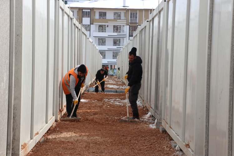 <p>- Elazığ ve Malatya'da geçici barınma alanları</p>
<p>Elazığ'da merkezde çadır, okul ve spor tesisinden oluşan 108 barınma alanında toplam 11 bin 62 kişi kalıyor. Toplu çadır alanlarında 3 bin 330 çadır kuruldu. Bu çadırların 2 bin 49'unda vatandaşlar kalıyor. 19 bin 409 çadır ise bireysel olarak dağıtıldı. Malatya'da 5 bin 948 çadır bireysel olarak dağıtıldı ve kuruldu.</p>