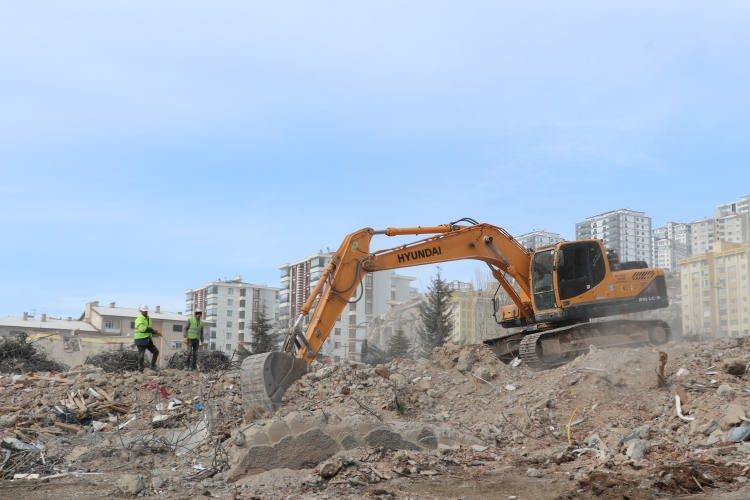 <p>Depremin yaşandığı ilk andan bu yana bölgede büyüklüğü 4'ün üzerinde 24, toplamda ise 2 bin 764 artçı deprem meydana geldi.</p>
