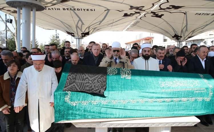 <p>AK Parti İstanbul Milletvekili Akif Çağatay Kılıç'ın vefat eden babası Sinan Kılıç için Fatih Camisi'nde tören düzenlendi.</p>
