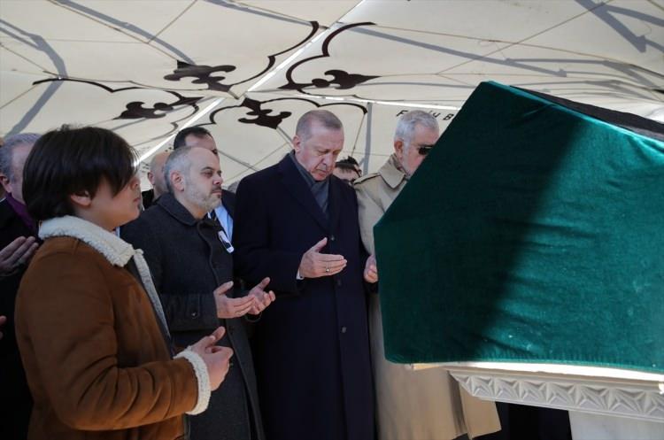 <p>Fatih Camii’nde öğle namazına müteakiben kılınan cenaze namazına Türkiye Cumhuriyeti Cumhurbaşkanı Recep Tayyip Erdoğan ve TBMM Başkanı Mustafa Şentop da katıldı.</p>
