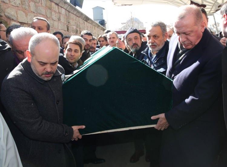 <p>Başkan Erdoğan ayrıca Akif Çağatay Kılıç'ın vefat eden babasının tabutunu taşıdı.</p>

<p> </p>
