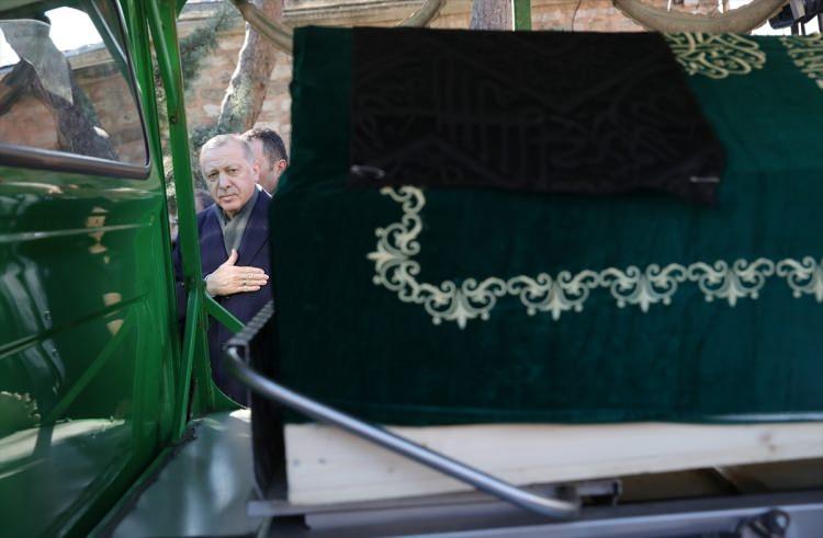 <p> Cenazede eski bakan Akif Çağatay Kılıç, taziyeleri kabul etti.</p>