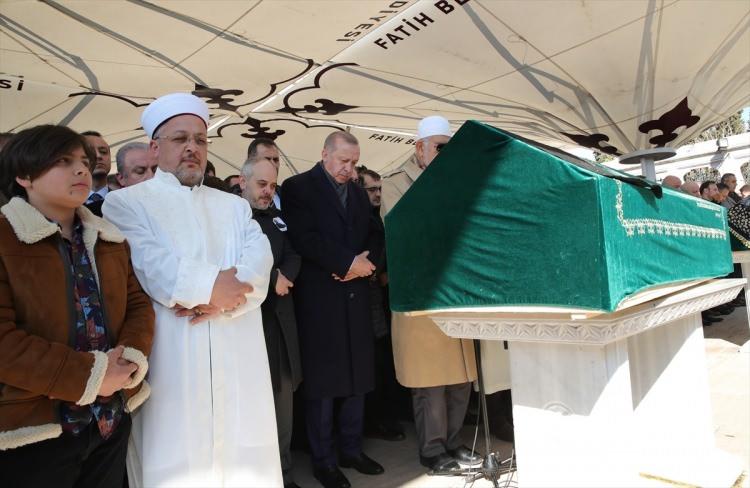 <p>72 yaşında hayatını kaybeden Sinan Kılıç’ın naaşı Fatih Camii’nde kılınan cenaze namazının ardından defnedilmek üzere Edirnekapı Kabristanlığına götürüldü.</p>