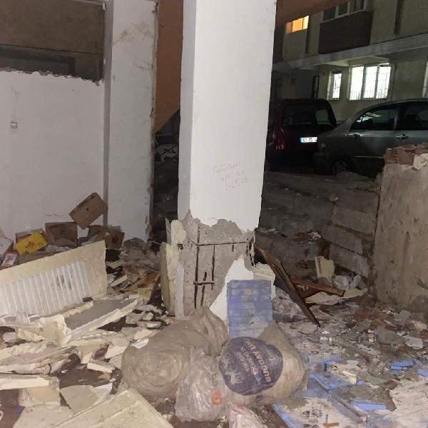 <p>Kolon ve kirişlerdeki büyük hasar dikkat çekiyor. Betonu dökülen kolon ve kirişlerde demirlerin de yamulduğu görülüyor. </p>