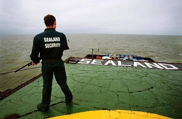 <p>Sealand'ın kurucusu Prens Roy Bates 2012'de 91 yaşında yaşamını yitirince ülke Prens Naibi Michael Bates’e kaldı. Ülke, gelirini bazı ülkelerde saklanması yasak olan internet verilerini depolayarak elde ediyor.</p>