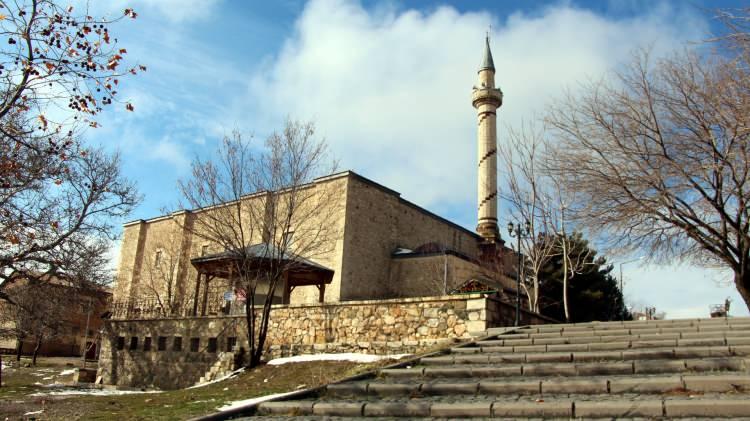 <p>İncelemenin ardından hazırlanan raporda, asırlık tarihi yapıların 6,8 büyüklüğündeki depremde ciddi anlamda hasar görmediği, bazı tarihi ve tescilli yapılarda basit onarım yapılacağı belirtildi.</p>
