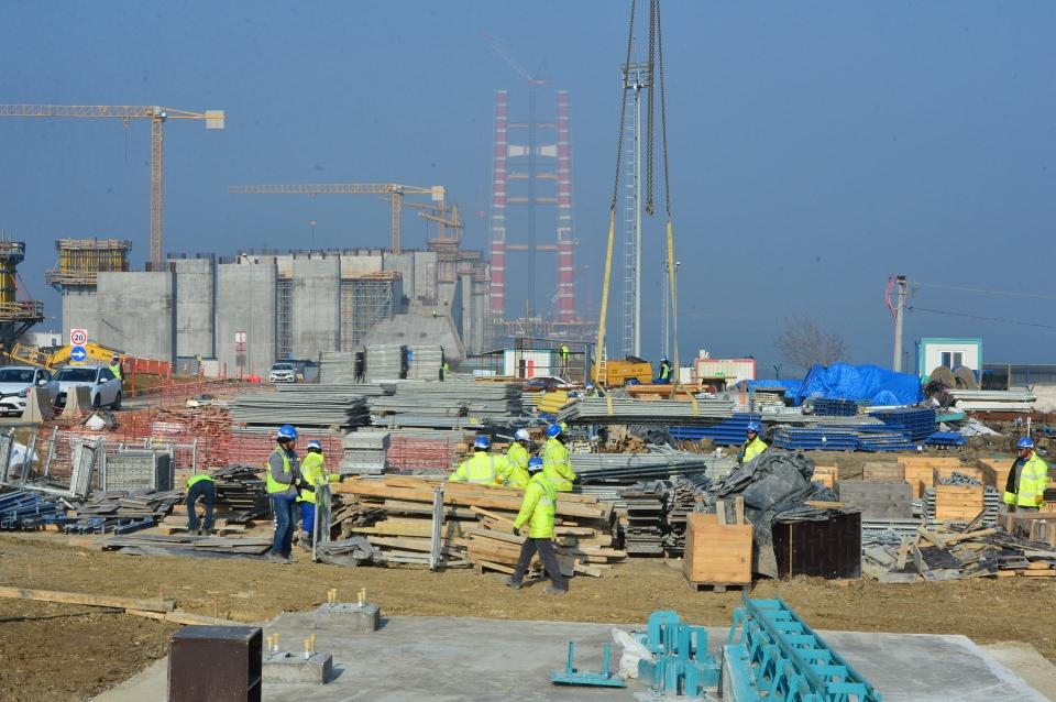 <p>"2x3" şeritle hizmet verecek köprünün tabliyesi 45,06 metre genişlikte ve 3,5 metre yükseklikte olacak. Tabliyenin her iki tarafında bakım onarım amacıyla kullanılacak yürüme yolları bulunacak.</p>

