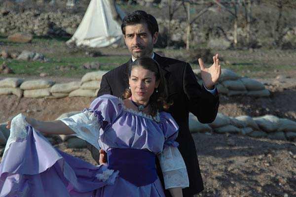 <p>Özge Özberk, 2005 yılında 'Kırık Kanatlar' dizisinde Cansel Elçin, Mehmet Ali Nuroğlu, Begüm Birgören, Saygın Soysal, Şemsi İnkaya, Türkü Hazer, Sermiyan Midyat ile birlikte oynamıştır.</p>
