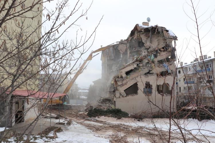 <p>Vatandaşlara daha yakın, hızlı ve etkin hizmet sunmak amacıyla Elazığ merkezdeki 38 mahallede 26 konteyner ve 2 çadırda olmak üzere toplam 28 noktada oluşturulan Afet Koordinasyon Merkezi irtibat ofisleri ile vatandaşların sorunlarına çözüm üretilmesi sağlandı.</p>