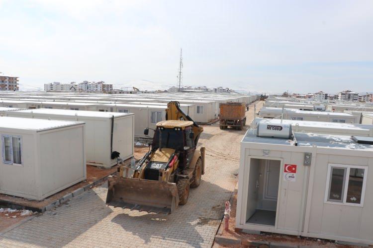 <p>27 Ocak'tan itibaren deprem nedeniyle zarar gören vatandaşlara Elazığ'da 300 bin paket, Malatya'da 60 bin paket kumanya dağıtıldı.</p>