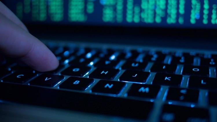 <p><strong>8) BAHİS:</strong> Maç sonuçlarını önceden bilme yöntemiyle yapılan dolandırıcılık yöntemi. </p>

<p><strong>KORUNMA:</strong> Yasa dışı bahisten uzak durmak. </p>
