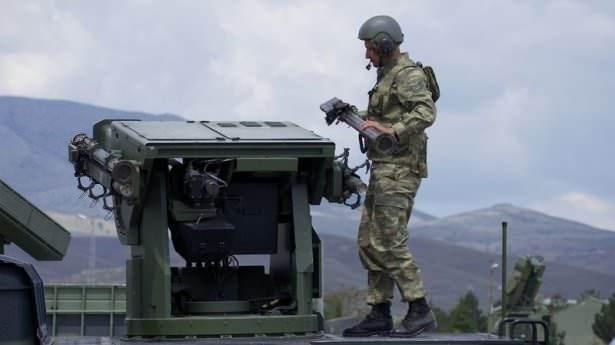<p>Hareket halindeki birlikleri, helikopter ve alçak irtifada uçan hava araçlarına karşı korumak için geliştirilen Atılgan’da, sekiz adet atışa hazır stinger füzesi bulunuyor</p>