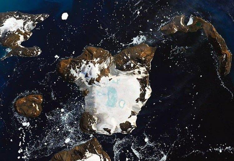<p>Kutup bölgesindeki Eagle Adası'nı mercek altına alan NASA çalışanları bölgenin 3 Şubat ve 13 Şubat tarihlerinde çekilmiş uydu fotoğraflarını yayınladı.</p>

<p>Yapılan açıklamada adadaki buz ve kar miktarının sadece 10 günde yüzde 20 azaldığı bilgisinin altı çizildi. </p>
