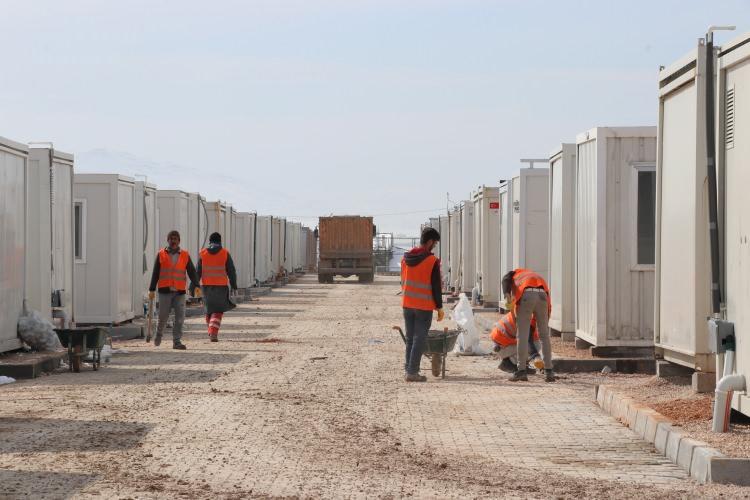<p>- Evleri hasar gören vatandaşların eşyalarının taşınmasına destek</p>
<p>Depremde evi zarar gören ve eşya taşımada araç bulamayan vatandaşların eşyalarını taşımalarına yardımcı olmak üzere, Elazığ İl Jandarma Komutanlığınca 66 jandarma personeli tarafından eşya taşıma çalışmaları başlatıldı.</p>