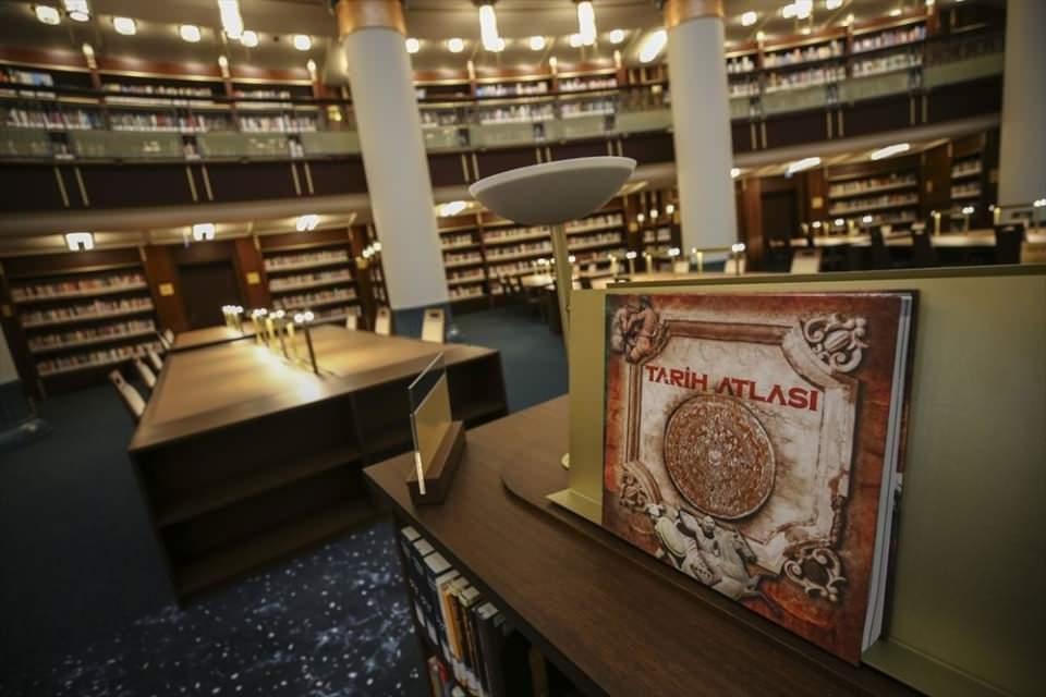 <p>Cumhurbaşkanlığı Kütüphaneler Daire Başkanı Ayhan Tuğlu'nun verdiği bilgiye göre, inşa çalışmalarına 2016'da başlanan Millet Kütüphanesi 125 bin metrekare kapalı alanda  aynı anda 5 bin kişiye hizmet verebilecek kapasitede. Kütüphanede 4 milyon basılı, 120 milyonun üzerinde elektronik yayın ile 550 bin e-kitap ve nadir eser bulunuyor.</p>

<p> </p>
