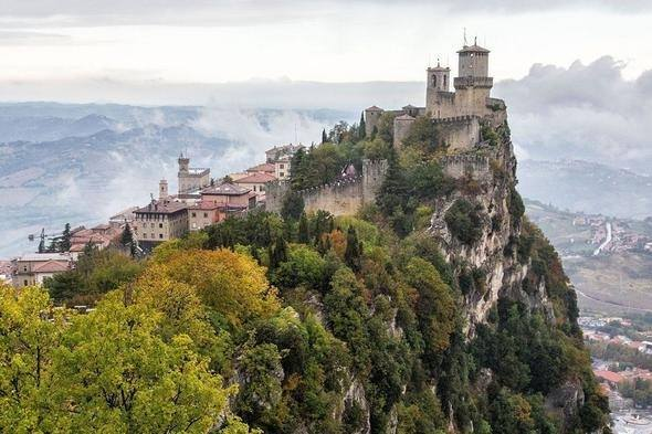<p><strong>Futbolla tanınıyorlar: San Marino</strong></p>

<p>Dünyanın en küçük ülkelerinden San Marino’nun bazı toprakları, ülke sınırları dışında bulunuyor. 62 kilometrekare yüzölçümü olan ülke, İtalya’nın kuzeyinde. Dördüncü yüzyılda kurulduğu için Avrupa’nın en eski ülkesi olarak kabul ediliyor. Ülkeye giden tek ulaşım karayoluyla sağlanıyor. Ülkenin en büyük gelir kaynağı turizmcilik. Ayrıca futbola verdikleri önemle de tanınıyorlar.</p>
